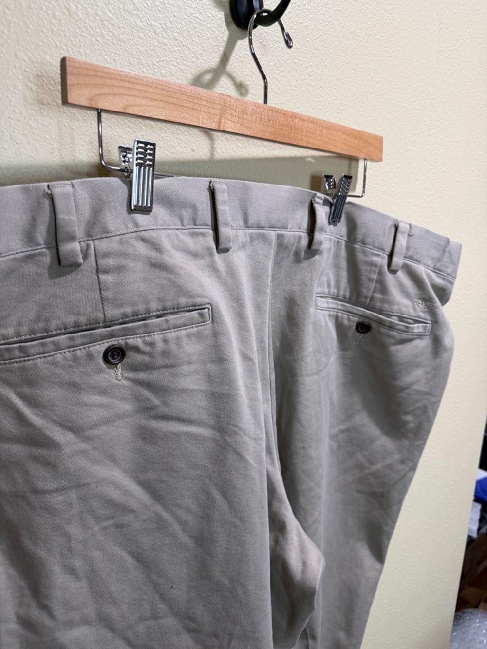 Dockers 46x32 Men's Khaki Chino pants - Picture 7 of 7